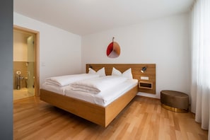 Cuna de viaje, wifi gratis y ropa de cama