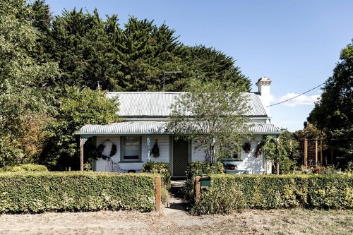 Cute Wooden Cabin with Fireplace in Daylesford, Victoria