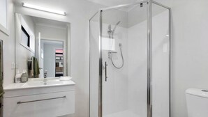 Bañera de hidromasaje, secador de pelo, toallas