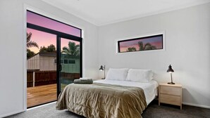 Tabla de planchar con plancha, wifi y ropa de cama 