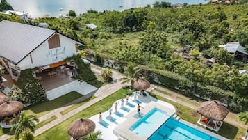 Una piscina al aire libre