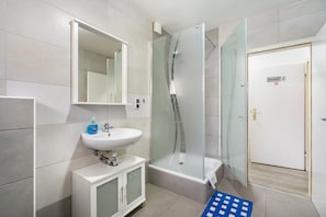 Douche, séchoir à cheveux, serviettes fournies