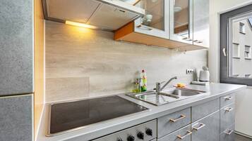 Refrigerador, microondas, horno, placa de cocina