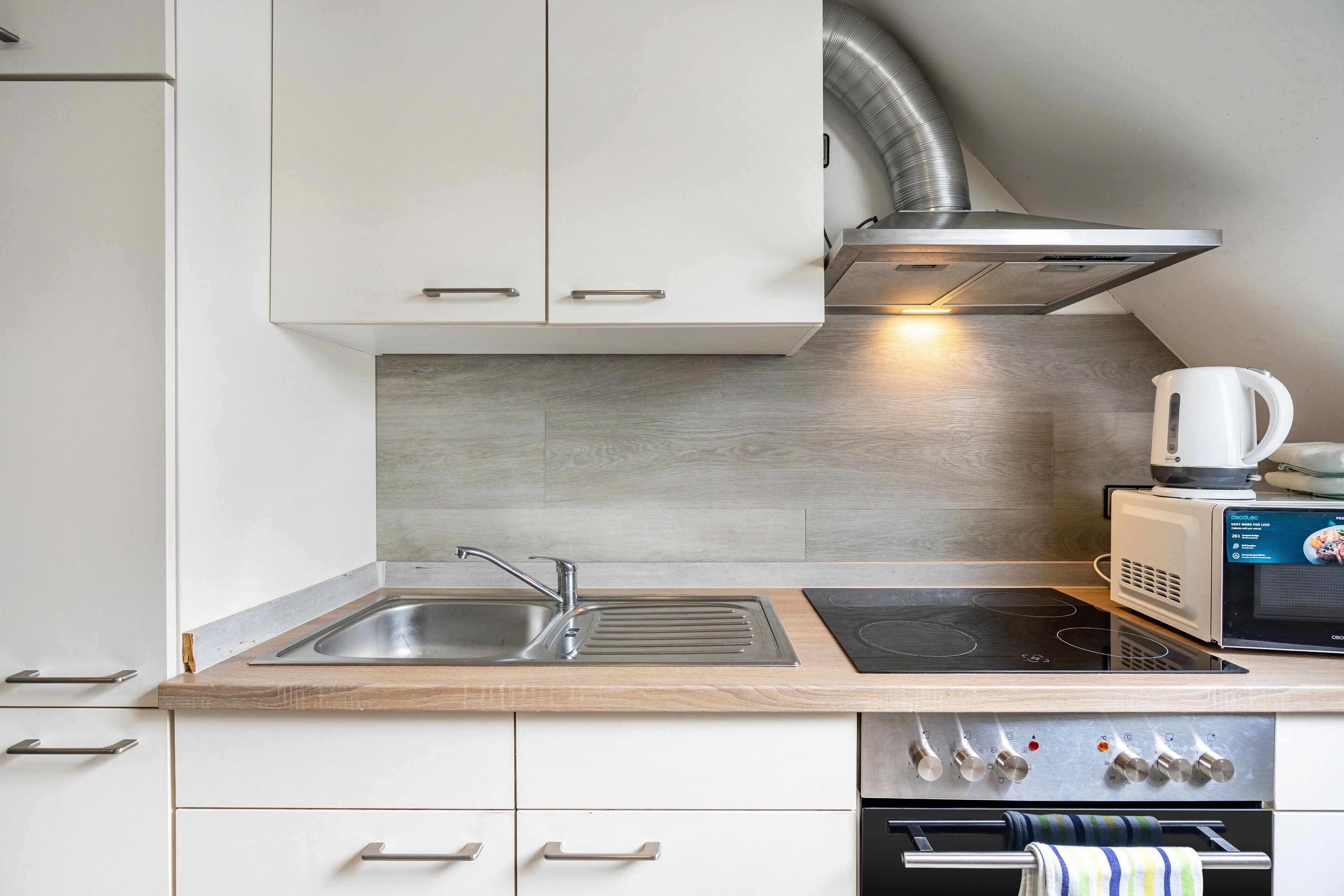 Refrigerador, microondas, horno, placa de cocina