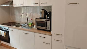 Réfrigérateur, four à micro-ondes, un four, surface de cuisson