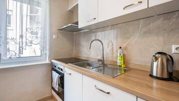 Refrigerador, microondas, horno, placa de cocina