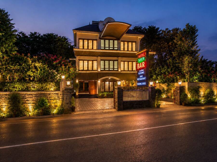 A hotel with a bar, restaurant, and parking.