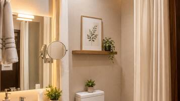 Basic Double Room | Bathroom | Free toiletries, towels, soap, shampoo