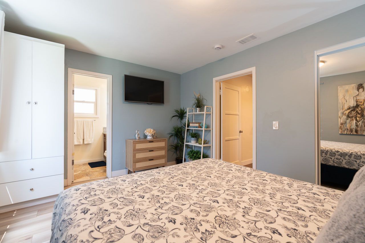 6 bedrooms, iron/ironing board, WiFi, bed sheets