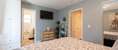 6 bedrooms, iron/ironing board, WiFi, bed sheets