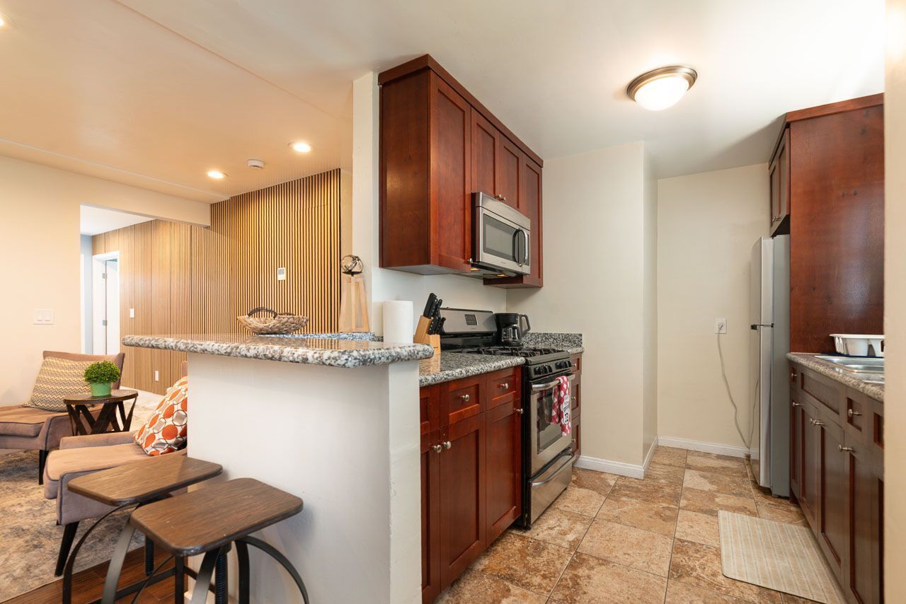 Coffee/tea maker, fridge, oven, stovetop