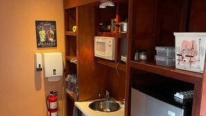Wasserkocher mit Kaffee-/Teezubehör, Kühlschrank, Mikrowelle, Herdplatte
