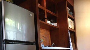 Wasserkocher mit Kaffee-/Teezubehör, Kühlschrank, Mikrowelle, Herdplatte