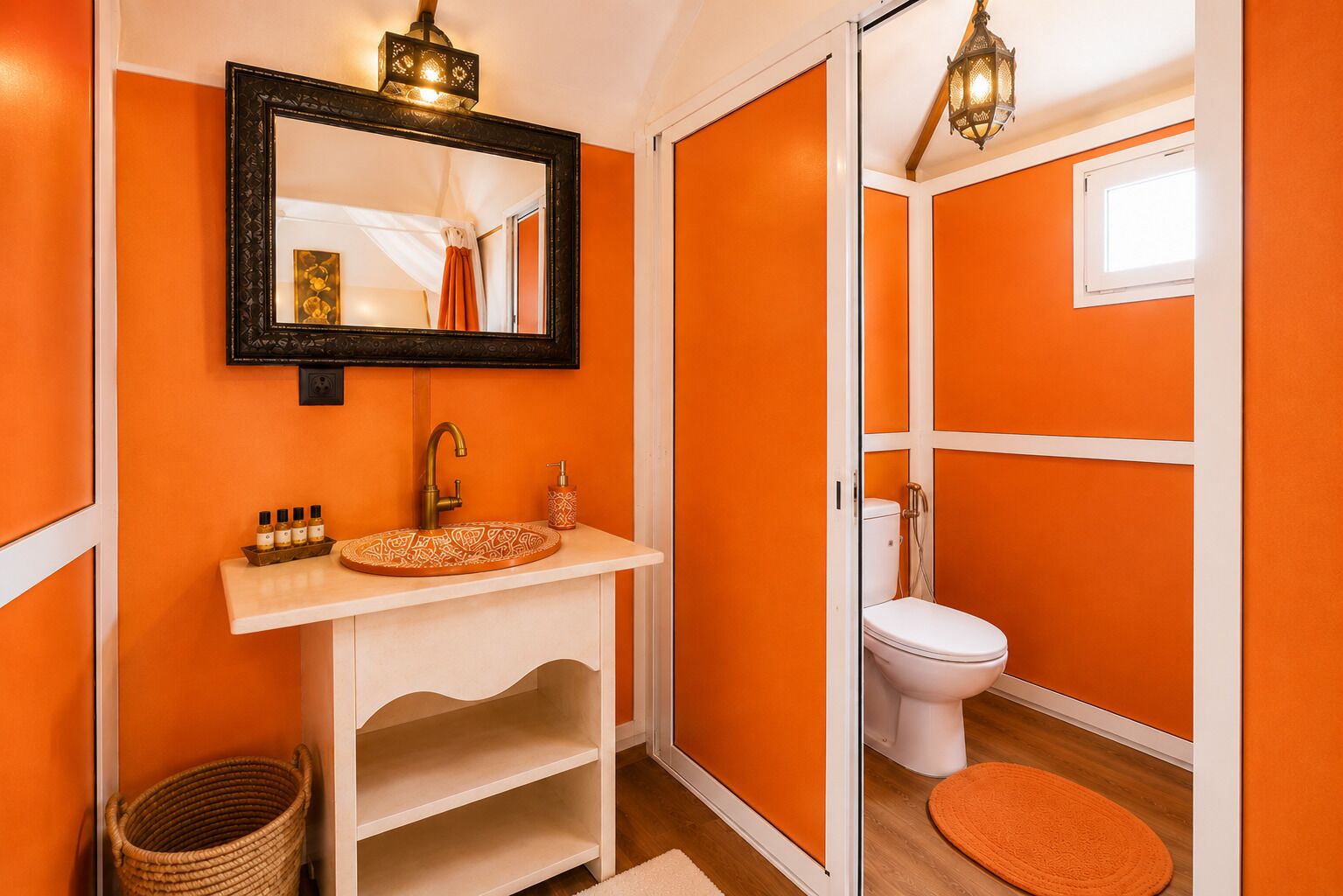 Bathtub dan shower terpisah, handuk, sabun, dan sampo