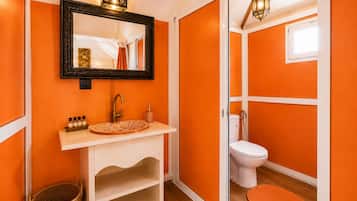 Bathtub dan shower terpisah, handuk, sabun, dan sampo