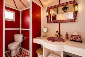 Separate tub and shower, towels, soap, shampoo - Moon Luxury Camp  (Merzouga)