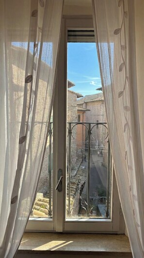 Unclassified image, 2 of 24, button - Respiro, a charming home with a fireplace and no stairs (Assisi)