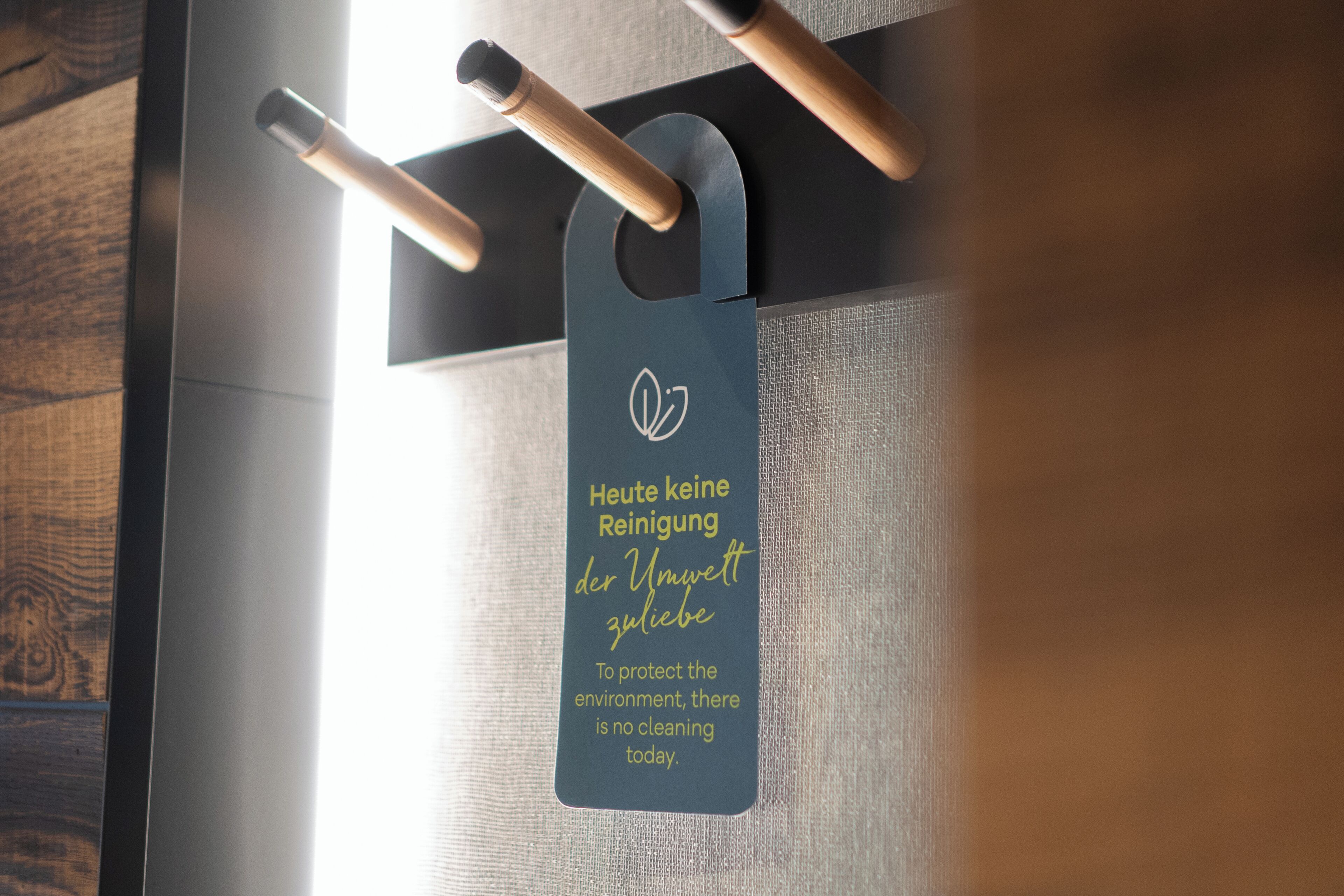 Ein an der Wand befestigtes Schild mit einem Logo und Text auf Deutsch, das anzeigt, dass heute keine Reinigung des Bereichs stattfindet.