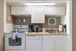 Private kitchen - Historic Countryside Estate with Brenda Lee Heritage Near Nashville, Goodlettsville TN (Goodlettsville)