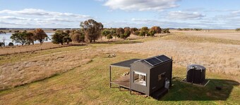 Magical Tiny House with Amazing Stargazing and Deck in Victoria