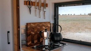 Private kitchen - Magical Tiny House with Amazing Stargazing and Deck in Victoria (Skipton)