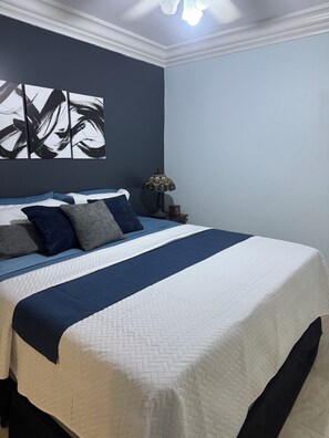 Iron/ironing board, Internet, bed sheets - Cozy 2-bedroom condo with AC in amazing Beach location (Beach)