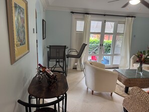 Living area - Cozy 2-bedroom condo with AC in amazing Beach location (Beach)
