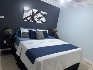Iron/ironing board, Internet, bed sheets - Cozy 2-bedroom condo with AC in amazing Beach location (Beach)