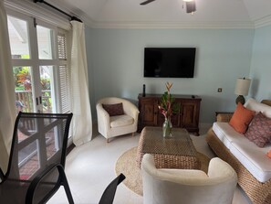 Living area - Cozy 2-bedroom condo with AC in amazing Beach location (Beach)