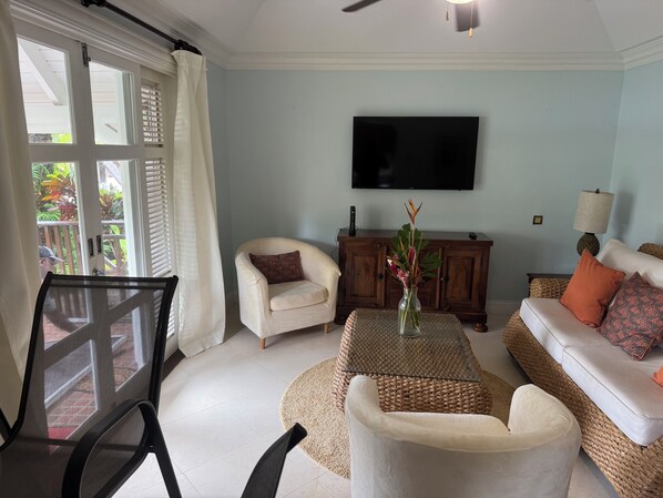 Living area - Cozy 2-bedroom condo with AC in amazing Beach location (Beach)