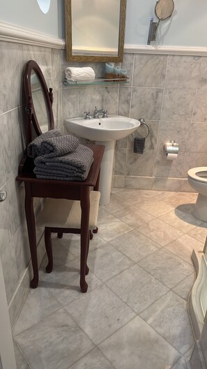 Shower, hair dryer, towels, soap - Cozy 2-bedroom condo with AC in amazing Beach location (Beach)