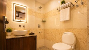 Habitación Deluxe doble | Baño | Ducha y cabezal de ducha tipo lluvia
