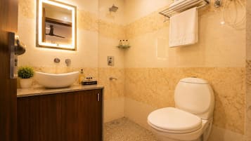Habitación Deluxe doble | Baño | Ducha y cabezal de ducha tipo lluvia
