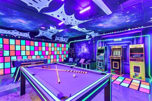 4BR Fun Home | Sleeps 13 | Pickleball | Arcades