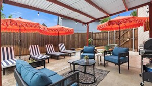 Terrace/patio - 4BR Fun Home | Sleeps 13 | Pickleball | Arcades (Lewisville)