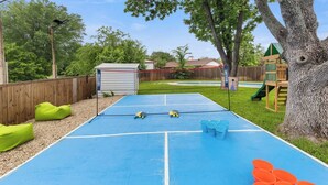 Property grounds - 4BR Fun Home | Sleeps 13 | Pickleball | Arcades (Lewisville)