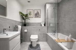 Doccia, asciugacapelli, asciugamani, sapone