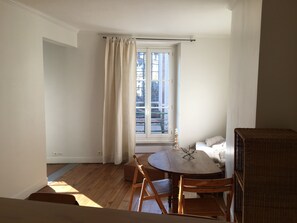 Living area - Vrbo Property (Paris)