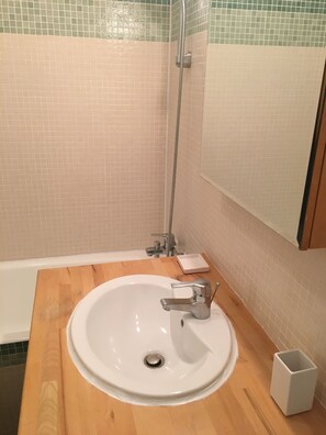 Bathroom - Vrbo Property (Paris)