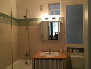 Bathroom - Vrbo Property (Paris)