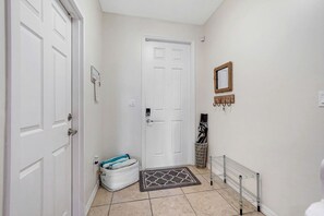 Interior - Modern Gated Townhouse with Heated Pool Access Near Beaches – Pompano Beach, Florida (Pompano Beach)