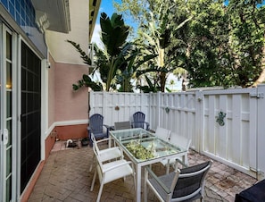 Outdoor dining - Modern Gated Townhouse with Heated Pool Access Near Beaches – Pompano Beach, Florida (Pompano Beach)