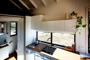 Private kitchen - Wonderful Tiny House Settled Amidst Trees in Springton, South Australia (Springton)