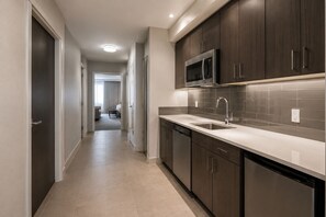 Private kitchen - Stylish 2BR Suite Near CN Tower, Theaters & Nightlife (Toronto)