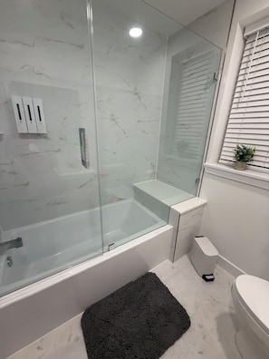 Een haardroger, handdoeken, zeep, toiletpapier