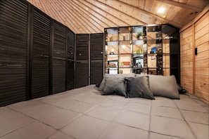 14 bedrooms, in-room safe, desk, iron/ironing board