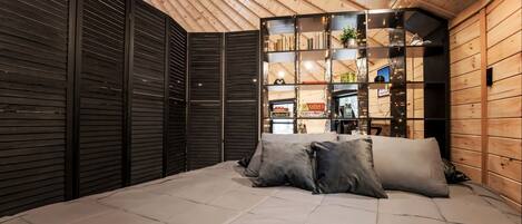 7 bedrooms, in-room safe, desk, iron/ironing board