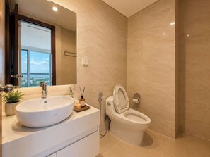 Hair dryer, bidet, soap, toilet paper - Marvelous 3-bedroom condo with AC in Thành phố Hồ Chí Minh (Thành phố Hồ Chí Minh)
