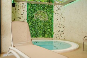 Hot tub, ruang uap, dan pijat