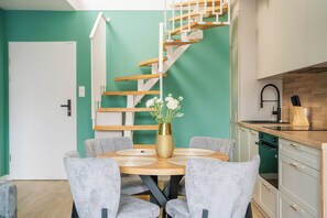 Premium Penthouse, 2 Bedrooms | Private kitchen | Fridge, microwave, stovetop, dishwasher - Posesja Plażowa Penthouse II & SPA (Grzybowo)